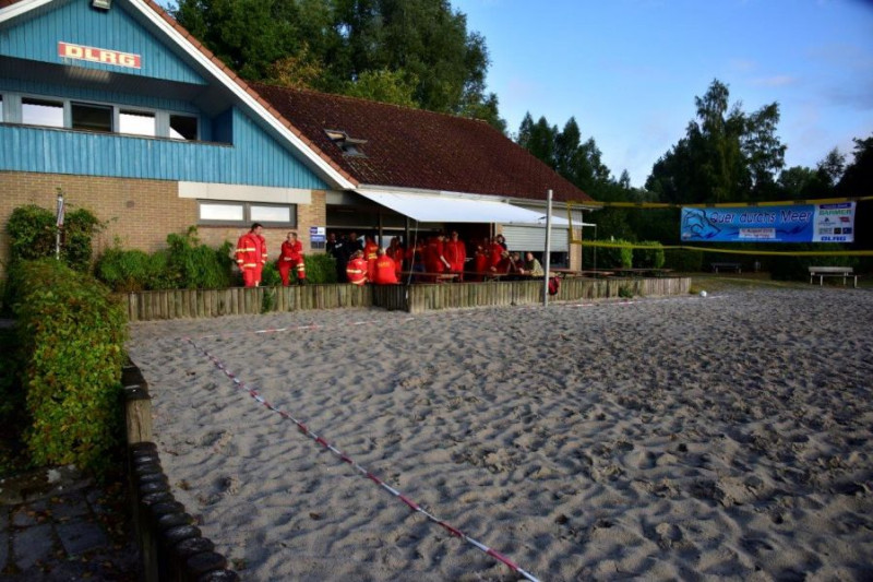 Die Wasserretter sammeln sich an der Rettungswache am Westufer