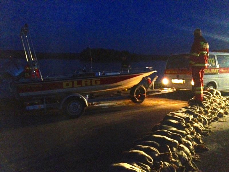 Slippen des MRB Adler 43 bei Nacht an einer freigerÃ¤umten Slipstelle.